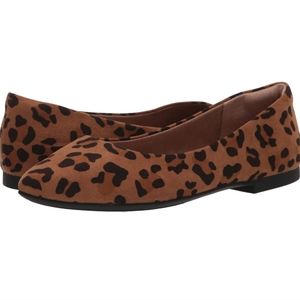Amazon Essentials Women's Pointed Toe Flat Ballerinas with Leopard Print Brown